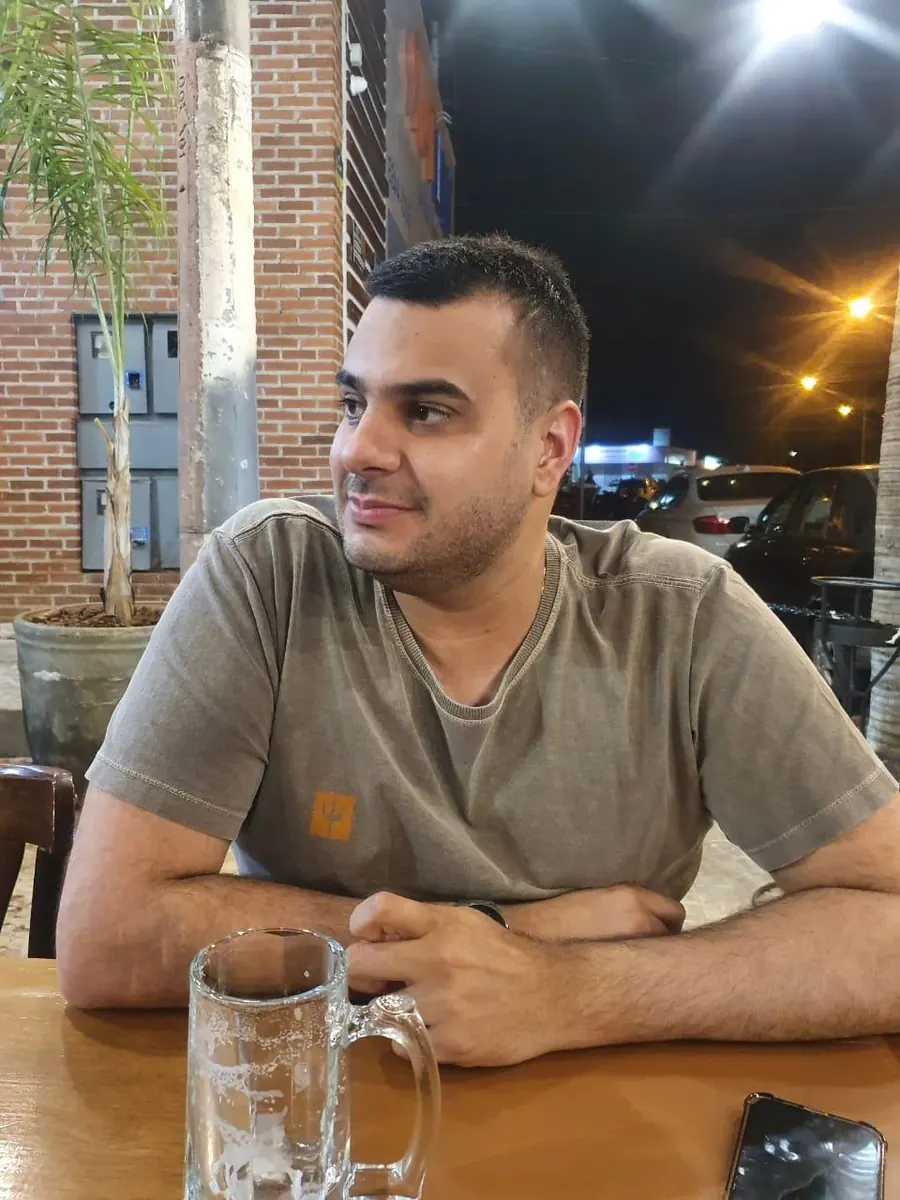 Cliente antes da consultoria, com o cabelo curto e o rosto sem barba