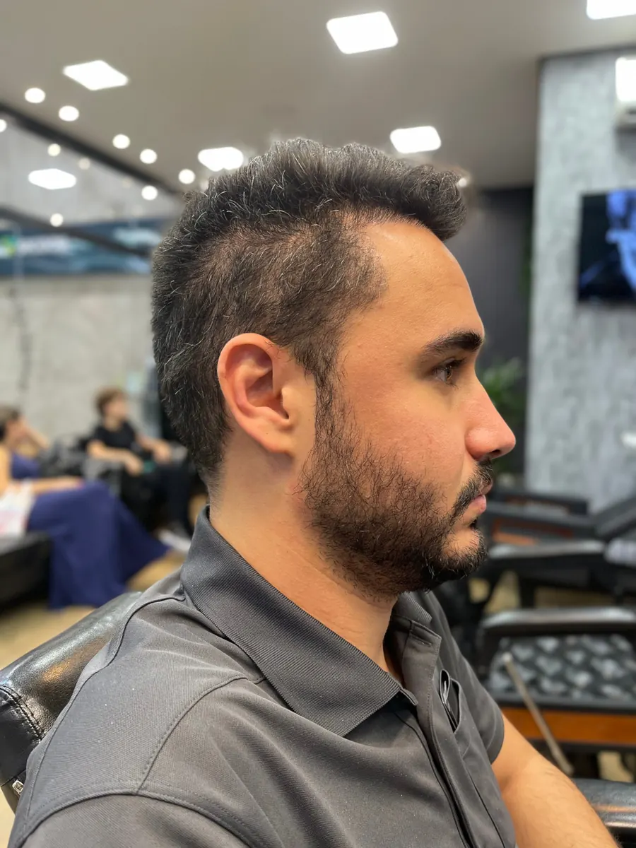 Cliente de perfil antes da consultoria, com o cabelo desalinhado